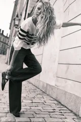 Jeans de cinco bolsillos en denim de algodón lavado, color azul medio. Modelo de tiro alto con piernas rectas de corte holgado y cierre con botón.