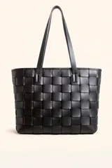 Cartera tipo tote bag de cuero vacuno trenzado a mano, con diseño de tejido ajedrez. Cuenta con doble asa de hombro y cierre superior.