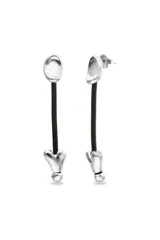 Pendientes largos con diseño de autor que combinan una base superior cóncava de metal bañado en plata, un cordón de cuero negro y un dije inferior en forma de corazón con terminación de esfera.