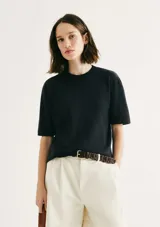 Remera marrón de manga corta con cuello redondo.