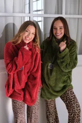 Buzo verde de peluche corderito con cierre parcial en el cuello y logo cuadrado en el pecho.