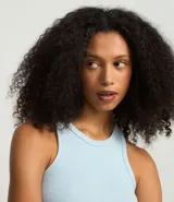 Musculosa básica verde claro de ribana de algodón con textura acanalada y cuello redondo.