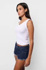 Musculosa de morley de algodón color rosa, sin mangas y con escote en V.