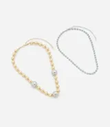 Set de dos collares de bolitas, uno dorado con tres bolitas grises más grandes y otro plateado. Ambos collares tienen cierre de mosquetón y cadena de extensión.