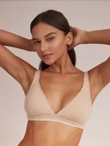 Soutien halter blanco de algodón con breteles finos y detalle de puntilla en escote y breteles.