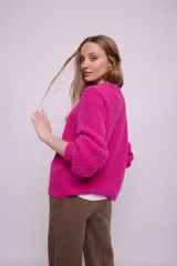 Cárdigan fucsia de mohair con cuello redondo, mangas largas y botones al tono.