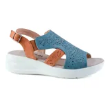 Sandalias de plataforma color celeste y marrón con detalles calados, tira trasera con hebilla y plataforma blanca.