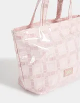 Lunchera tipo bolso con estampado escocés en tonos rosados y transparente. Tiene doble asa corta y etiqueta con logo en el frente.
