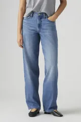 Pantalón de jean celeste, de corte amplio, tiro medio y estilo vintage.