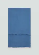 Fular rectangular color celeste con terminaciones deshilachadas.