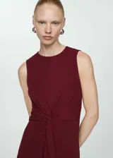 Vestido midi color borgoña, sin mangas y de corte recto, con cuello redondo y detalle de nudo drapeado en la cintura.