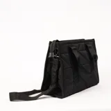 Cartera negra acolchada con diseño geométrico, doble asa corta y correa larga extraíble con la inscripción "TOTEBAG".