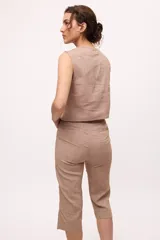 Pantalón capri negro con terminación en picos y costuras en color ladrillo.