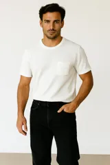 Remera blanca de manga corta con cuello redondo y bolsillo en el pecho. Tejido con textura tipo waffle.