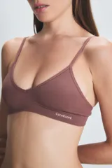 Conjunto de ropa interior color rosa viejo, compuesto por un corpiño sin aro de breteles finos y una bombacha tipo colaless.