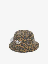 Gorro tipo bucket Adidas con estampado de leopardo en tonos marrón y negro, y logo de la marca bordado en blanco en el frente.