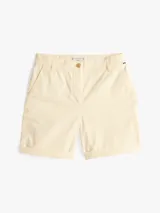 Pantalón corto color crema, de corte amplio, con dos bolsillos laterales y dos bolsillos traseros.