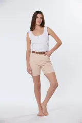 Bermuda color beige con cinco bolsillos, corte a la rodilla y presillas para cinturón.