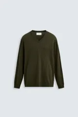 Jersey verde oscuro de punto fino, con cuello en V y mangas largas.