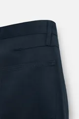 Pantalón azul marino de corte recto, confeccionado en tejido de algodón y lyocell. Cuenta con bolsillos delanteros y traseros.