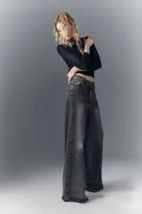 Pantalón de jean gris oscuro, de tiro alto y corte oxford, con pierna ancha desde la cadera.