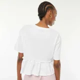 Camiseta blanca de manga corta con volante en el bajo.