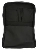 Mochila RKF Water Resistant gris oscuro con base negra, hecha de poliéster reciclado. Tiene compartimento principal y frontal con cierre a prueba de agua, bolsillo interior para laptop de 15", bolsillos laterales para botellas, correas ajustables y llavero mosquetón. Incluye bolsa de género para regalo.