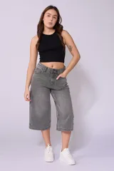 Bermuda de jean gris claro, corte ancho a la rodilla.