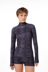 Polera negra con estampado de piel de serpiente, de tela elastizada (polysoft) y cuello alto.
