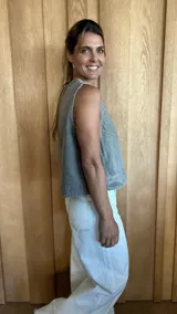 Chaleco color crudo con cuello redondo y detalle de costuras verticales en el frente.