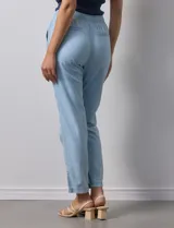 Pantalón celeste de algodón y rayón, marca Dash, con pretina elastizada, lazo de ajuste, bolsillos delanteros y bolsillos traseros simulados.