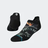Medias deportivas Stance negras con estampado de hojas de palmera y flores de ave del paraíso.