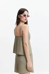 Musculosa negra con breteles finos y escote en V con detalle de puntilla.
