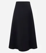 Pollera midi evasé color vino tinto, confeccionada en bengalina. Presenta un recorte horizontal en la parte delantera.