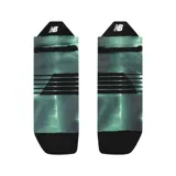 Medias deportivas New Balance unisex, modelo Pro Run Tab, color gris con detalles en verde y negro. Diseño tobillero con ajuste elástico y tecnología de absorción de humedad.