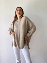 Sweater beige de tejido de punto con cuello redondo y mangas largas.