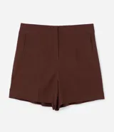 Short de vestir color marrón, con cintura elástica en la parte trasera, bolsillos laterales y cierre frontal oculto.