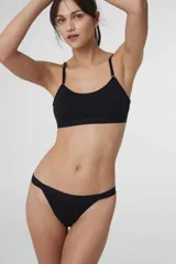 Bralette de color negro, con tirantes ajustables y corte cómodo.
