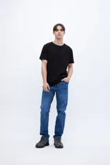 Remera negra de algodón, de corte recto y manga corta.