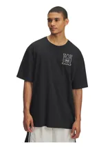 Remera negra de corte amplio con logo de Under Armour con diseño de básquet en el pecho.