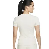 Remera blanca de algodón con cuello redondo, mangas cortas y ajuste ceñido. Presenta un cordón ajustable en el frente para crear un efecto fruncido. Logo de Nike bordado en el pecho.