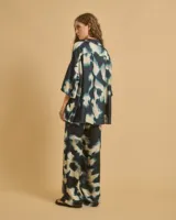 Camisa con estampado abstracto en tonos azul y beige, abotonada, de manga 3/4 y escote en V.