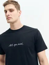 Remera azul marino de algodón con cuello redondo y estampado frontal con la frase "All you need" en color celeste.