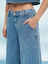 Pantalón de jean celeste de corte ancho.