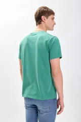 Remera de manga corta color verde con cuello redondo y estampado con texto en el frente.