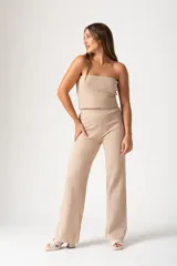 Musculosa color beige de tejido acanalado, corte crop top y sin mangas.