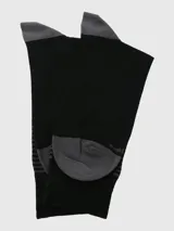 Calcetines largos negros con rayas horizontales grises en la parte superior y logo de Hush Puppies bordado.