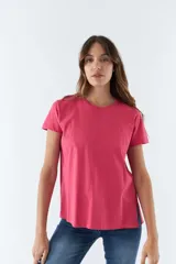 Remera de manga corta color fucsia, con cuello redondo y corte recto.