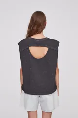 Remera sin mangas color gris oscuro con cuello redondo y corte holgado.