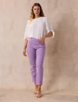 Pantalón recto verde esmeralda de gabardina elastizada, marca Zac & Rachel. Tiene pretina ancha con faja interna modeladora, bolsillos simulados en la parte delantera y bolsillos ojal en la parte trasera.